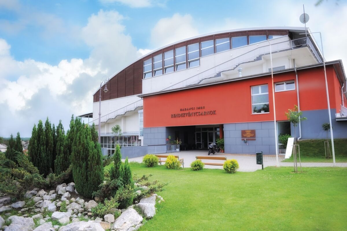 harangi-imre-rendezvenycsarnok.jpg